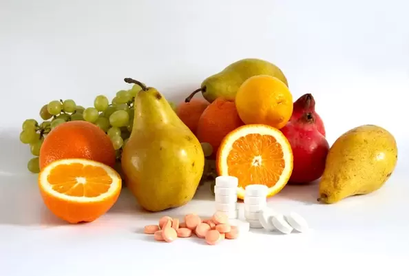 vitamines dans les fruits et comprimés pour la puissance